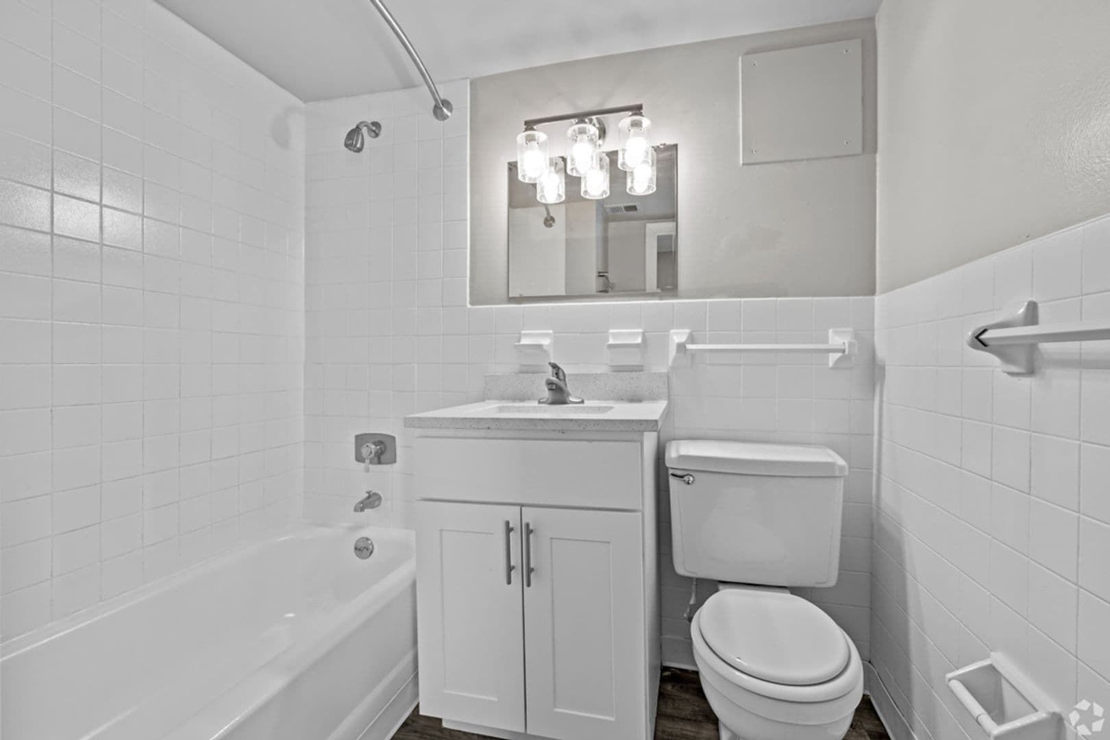 Portsmouth Apartment: 303 Effingham St
