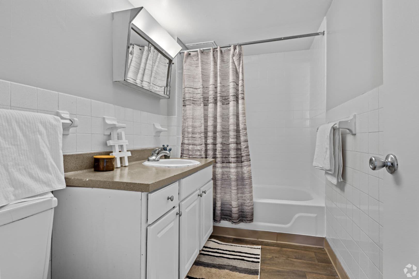 Portsmouth Apartment: 303 Effingham St