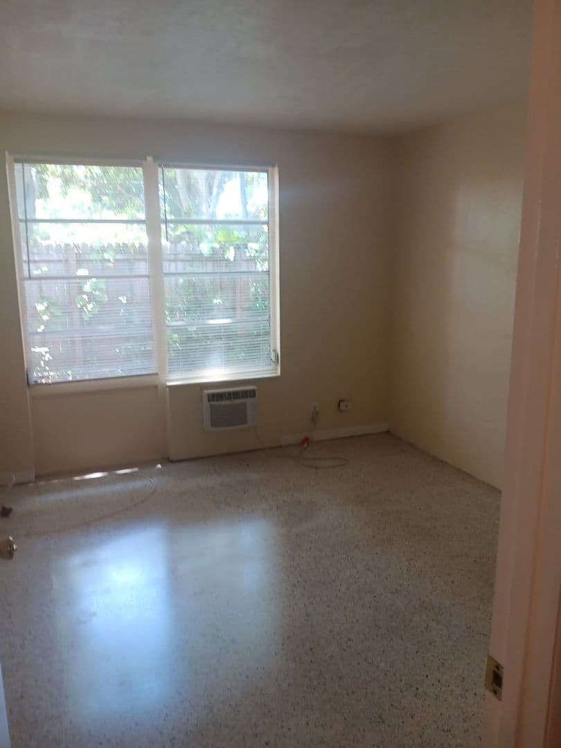 Saint Petersburg Apartment: 5860 22nd Avenue North