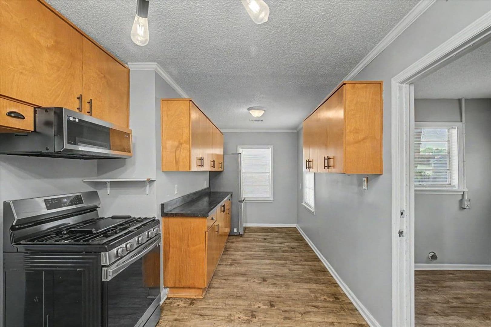 Savannah House: 212 W 58th St