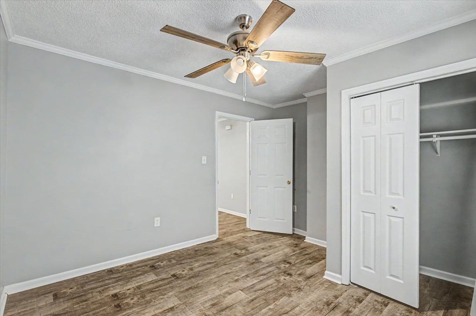 Savannah House: 212 W 58th St