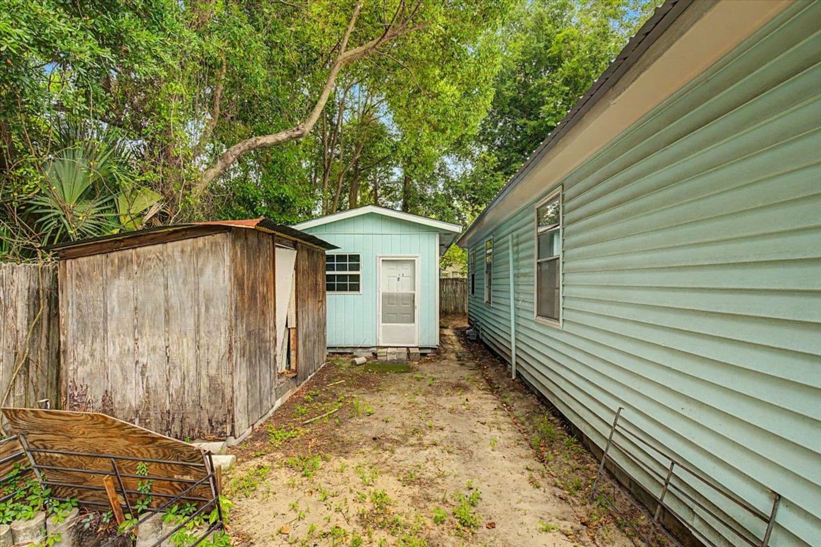 Savannah House: 212 W 58th St
