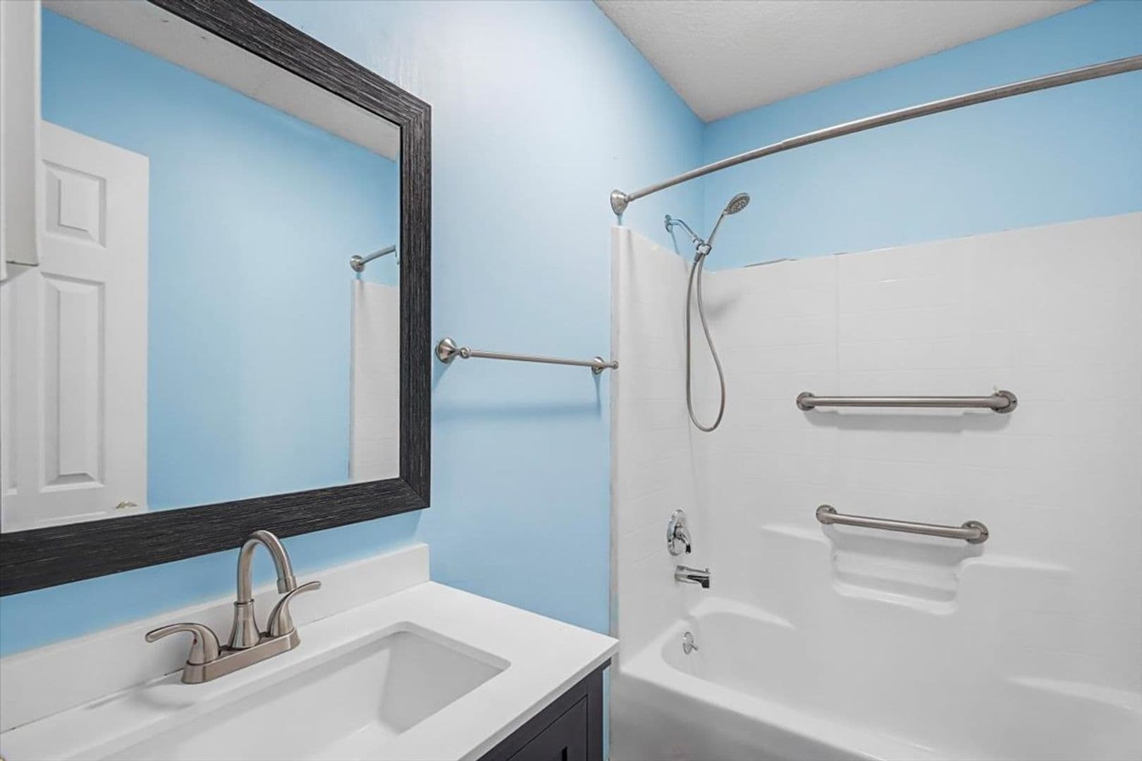 Savannah House: 212 W 58th St