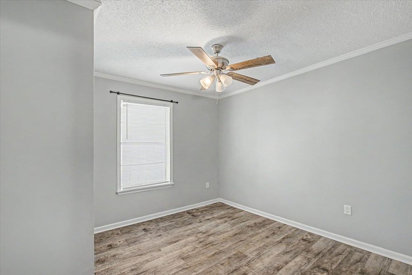 Savannah House: 212 W 58th St