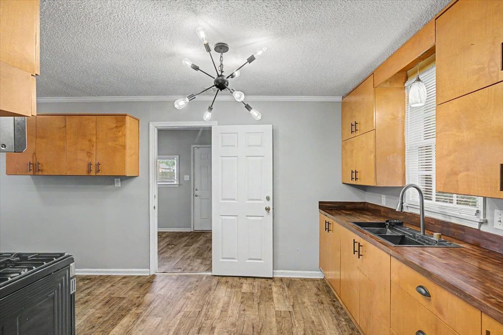 Savannah House: 212 W 58th St