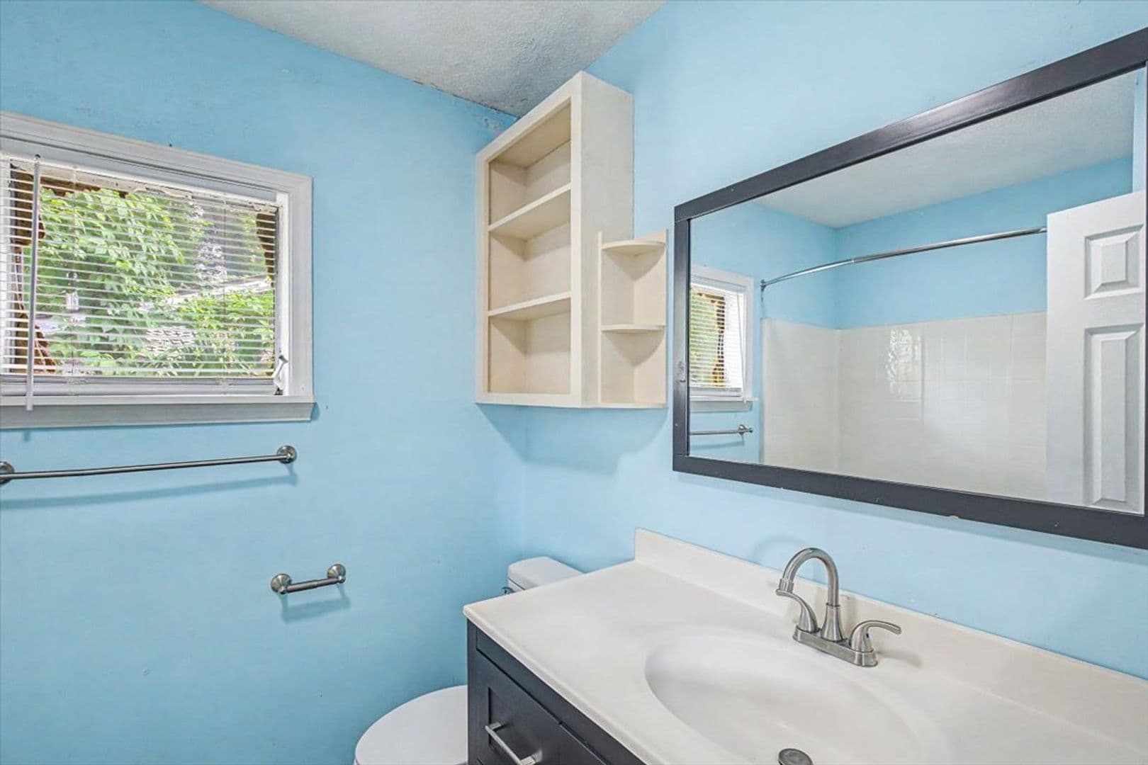Savannah House: 212 W 58th St
