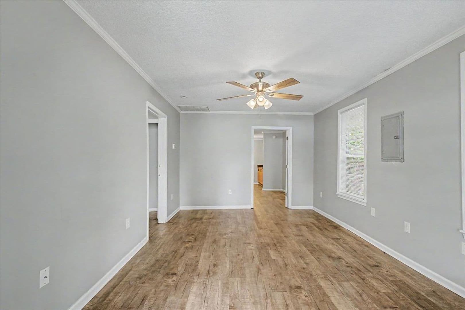Savannah House: 212 W 58th St