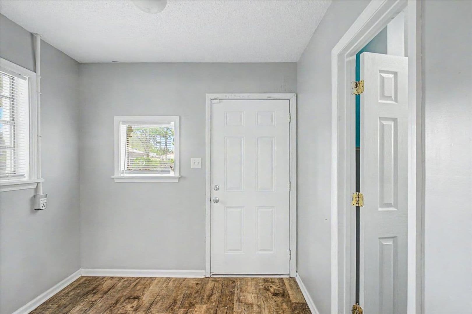 Savannah House: 212 W 58th St