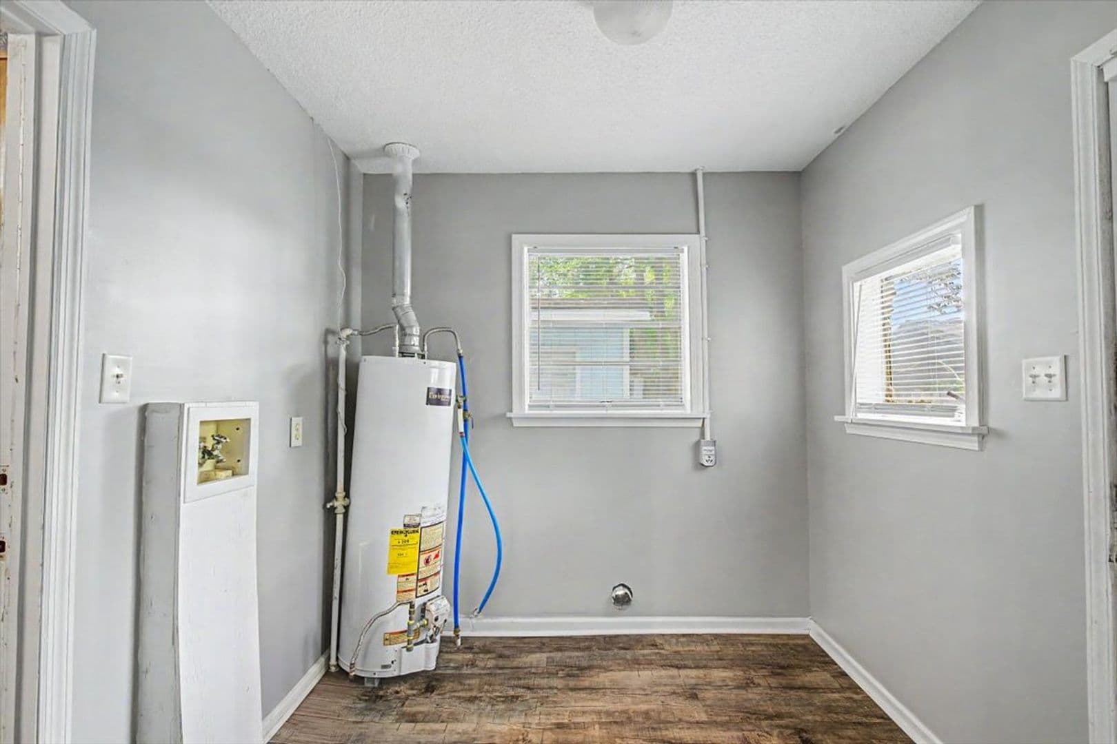 Savannah House: 212 W 58th St