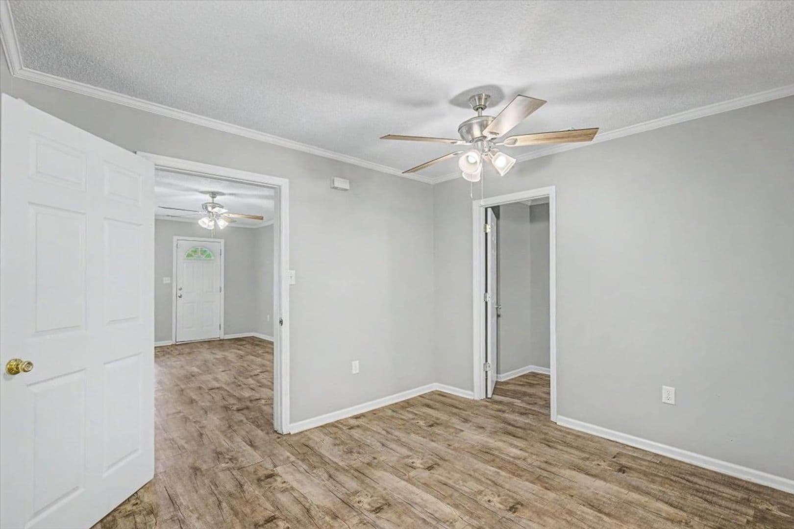 Savannah House: 212 W 58th St