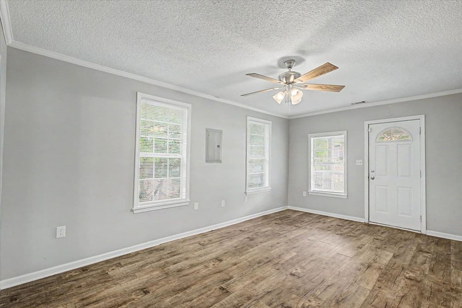 Savannah House: 212 W 58th St