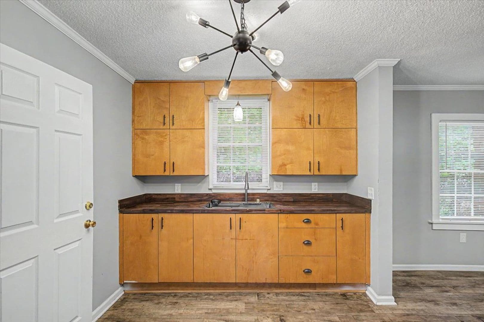 Savannah House: 212 W 58th St