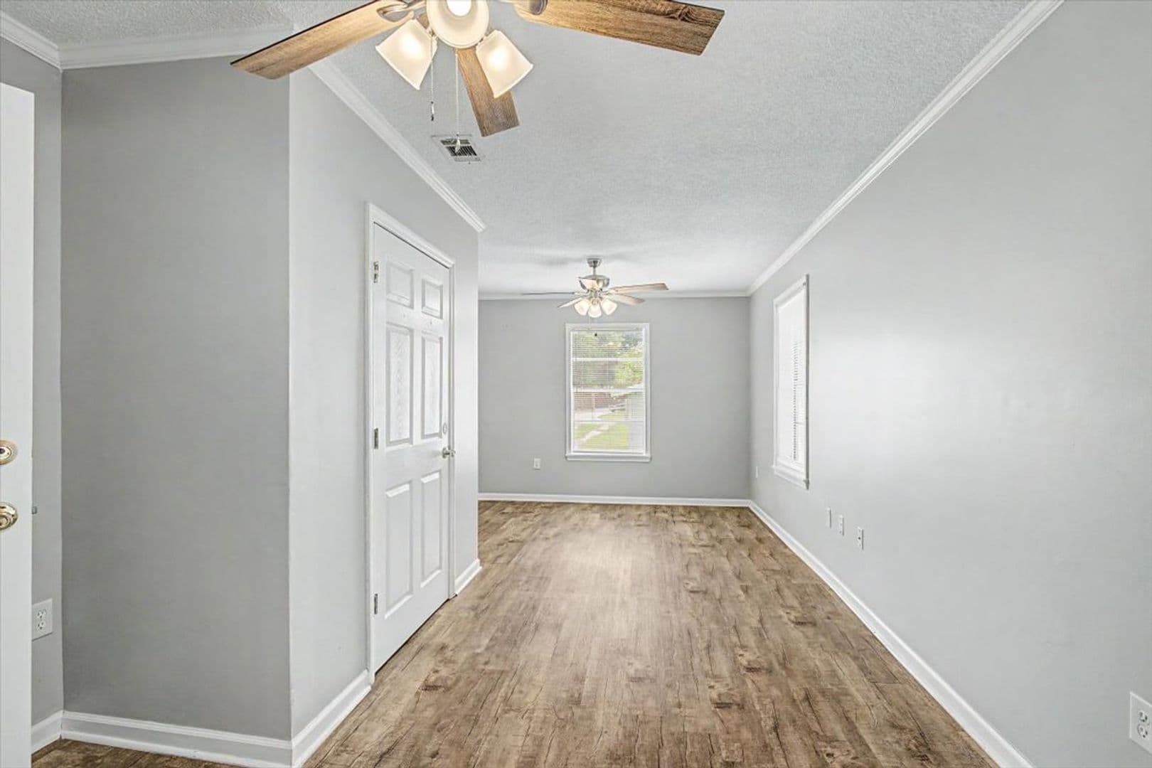 Savannah House: 212 W 58th St