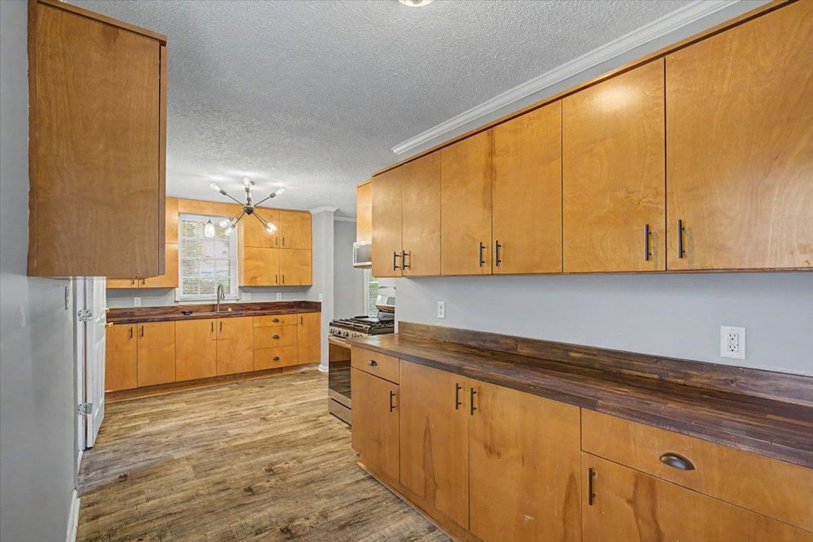 Savannah House: 212 W 58th St