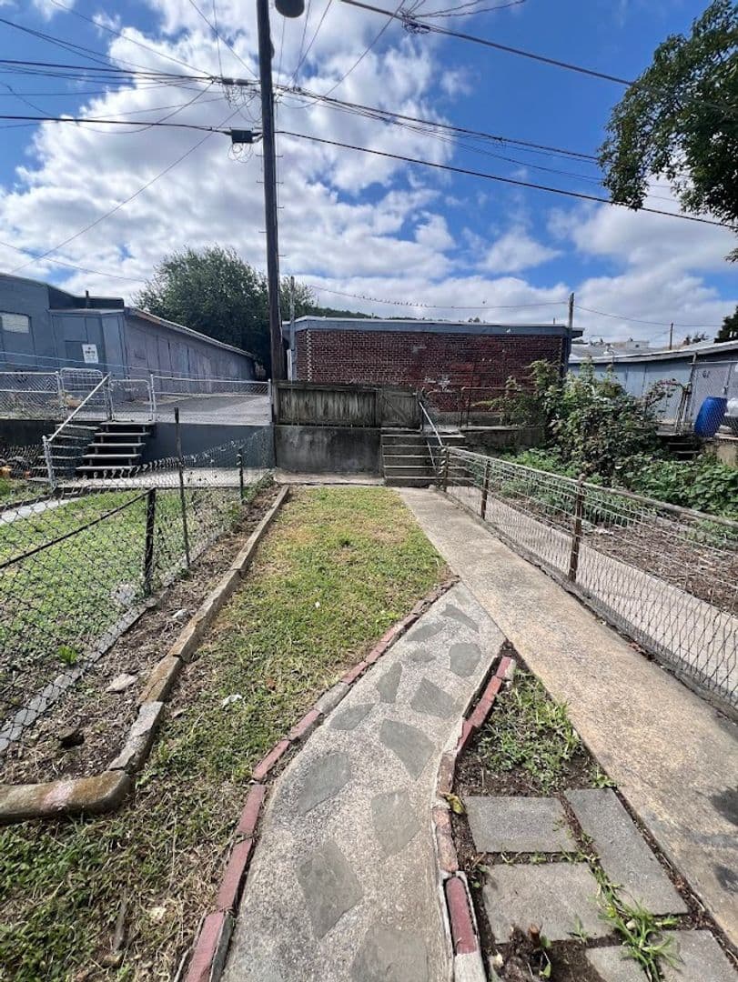 Reading House: 1266 Muhlenberg Street