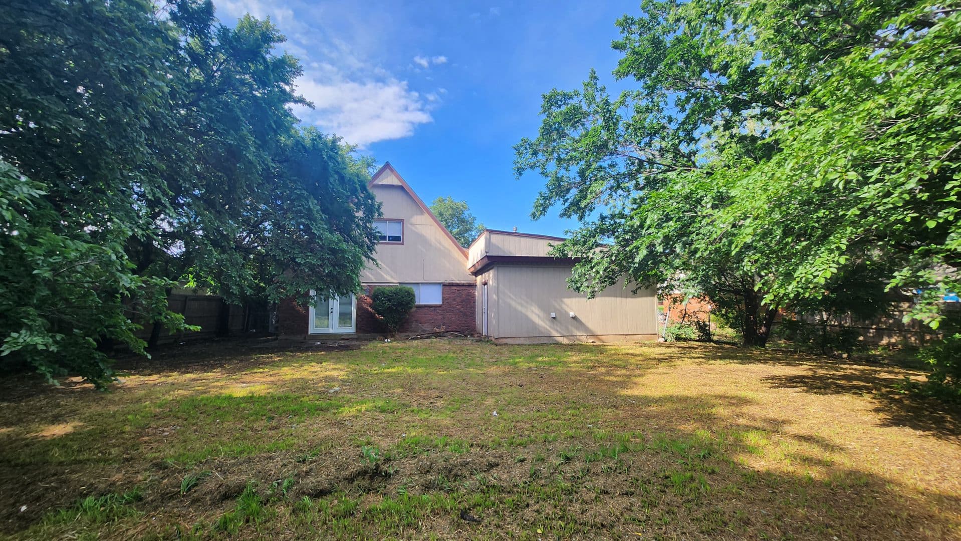 Lawton House: 5519 NW Eisenhower DR