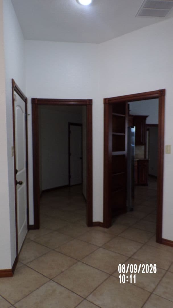 Lawton House: 114 NW Sandy Trail Circle
