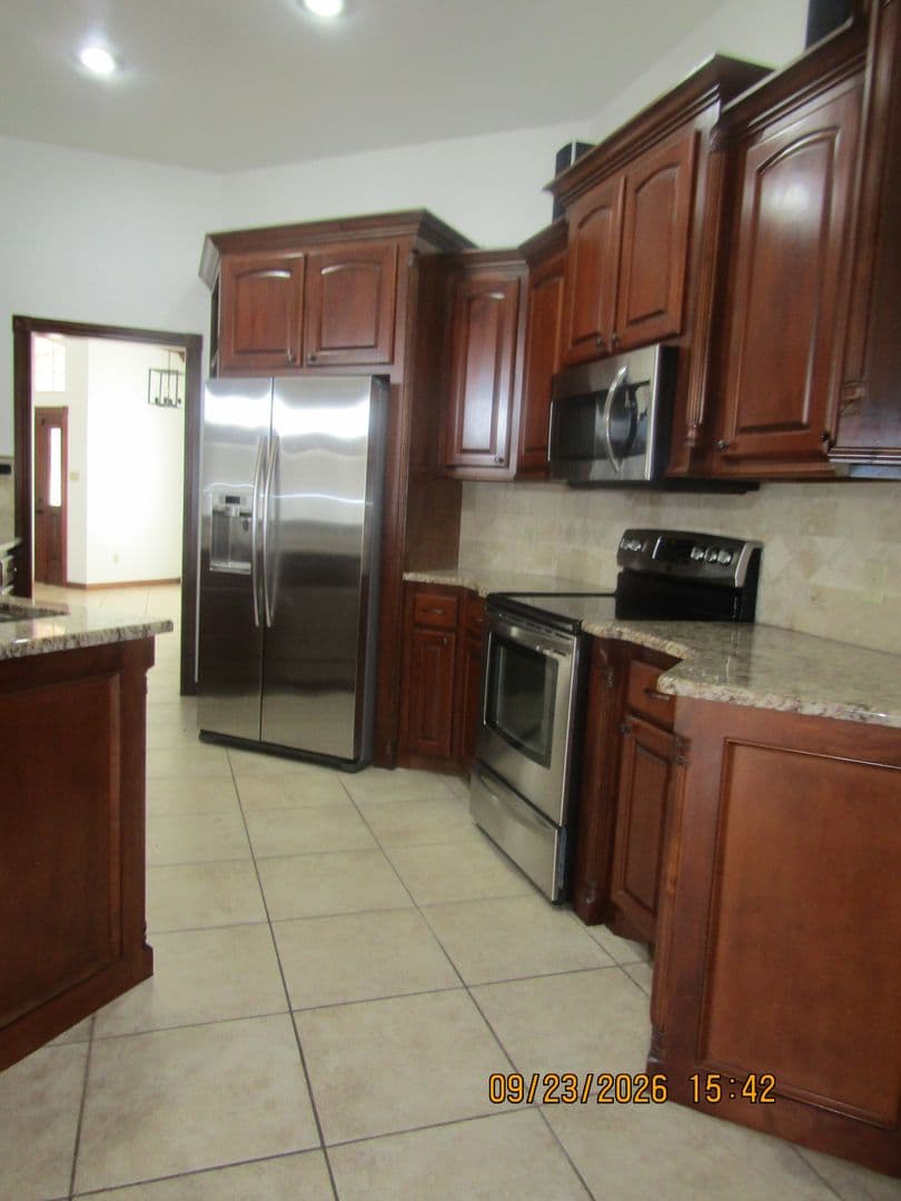 Lawton House: 114 NW Sandy Trail Circle
