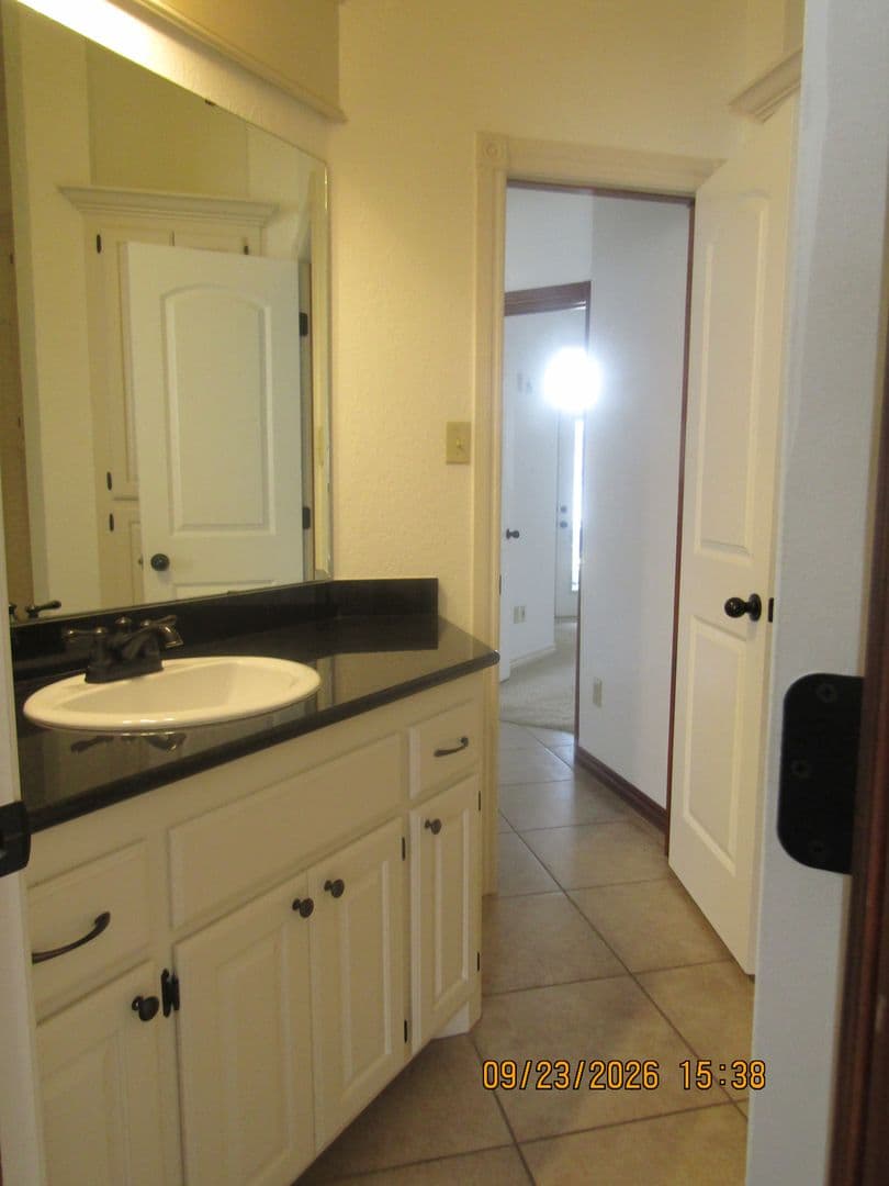 Lawton House: 114 NW Sandy Trail Circle