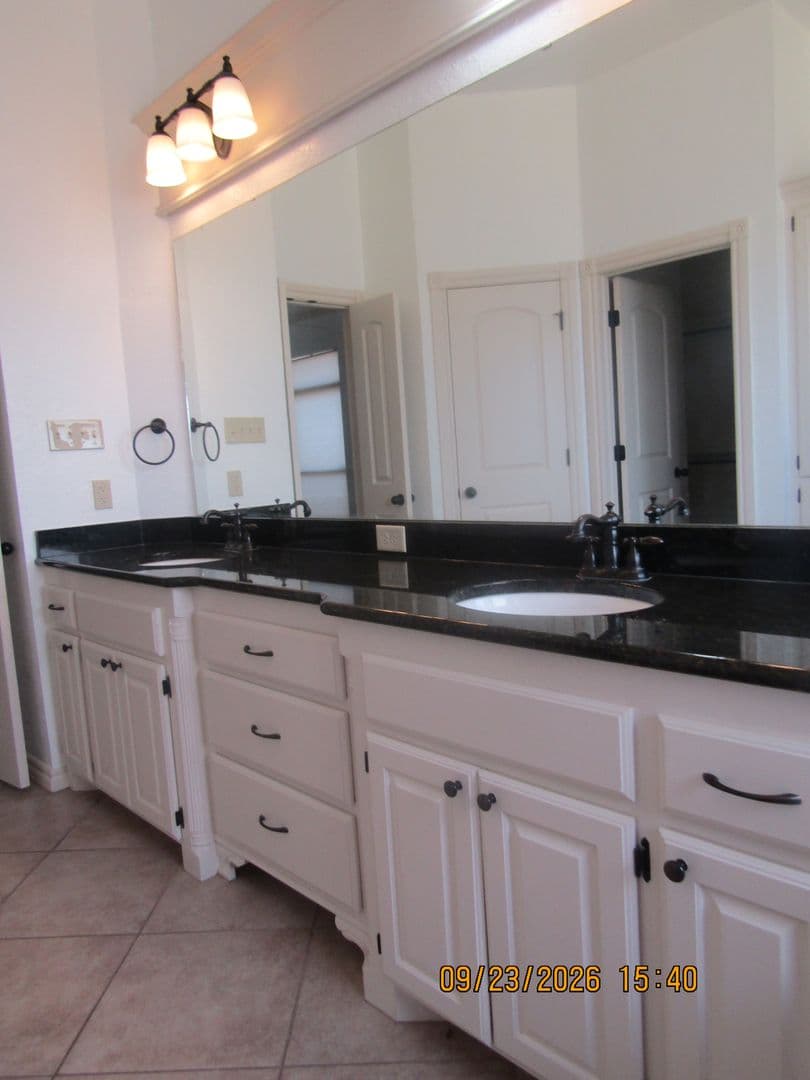 Lawton House: 114 NW Sandy Trail Circle