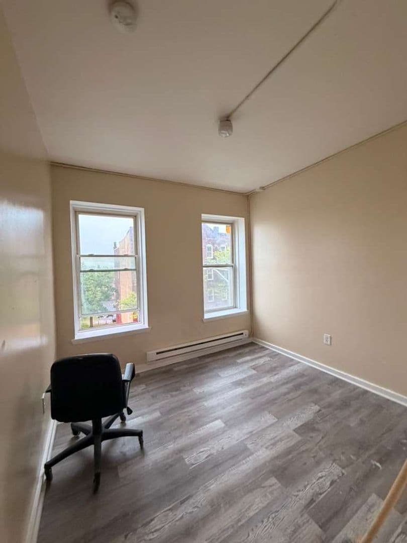 Holyoke Apartment: 679 High St