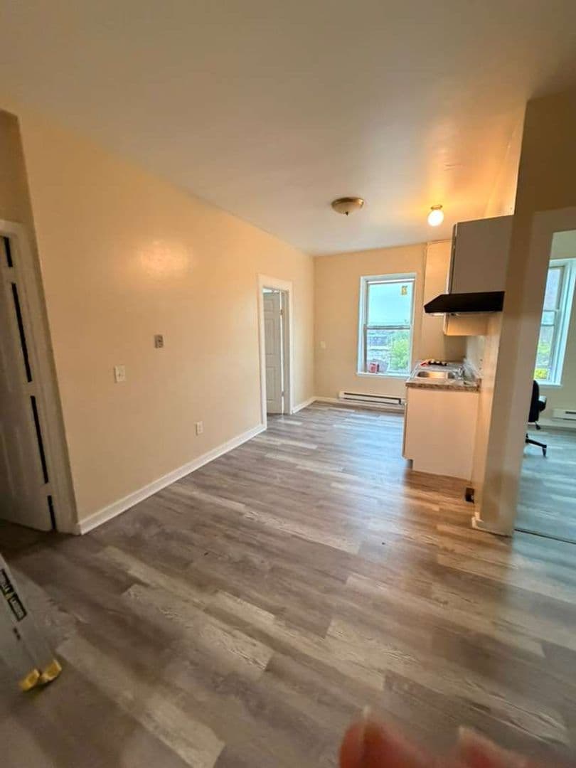 Holyoke Apartment: 679 High St