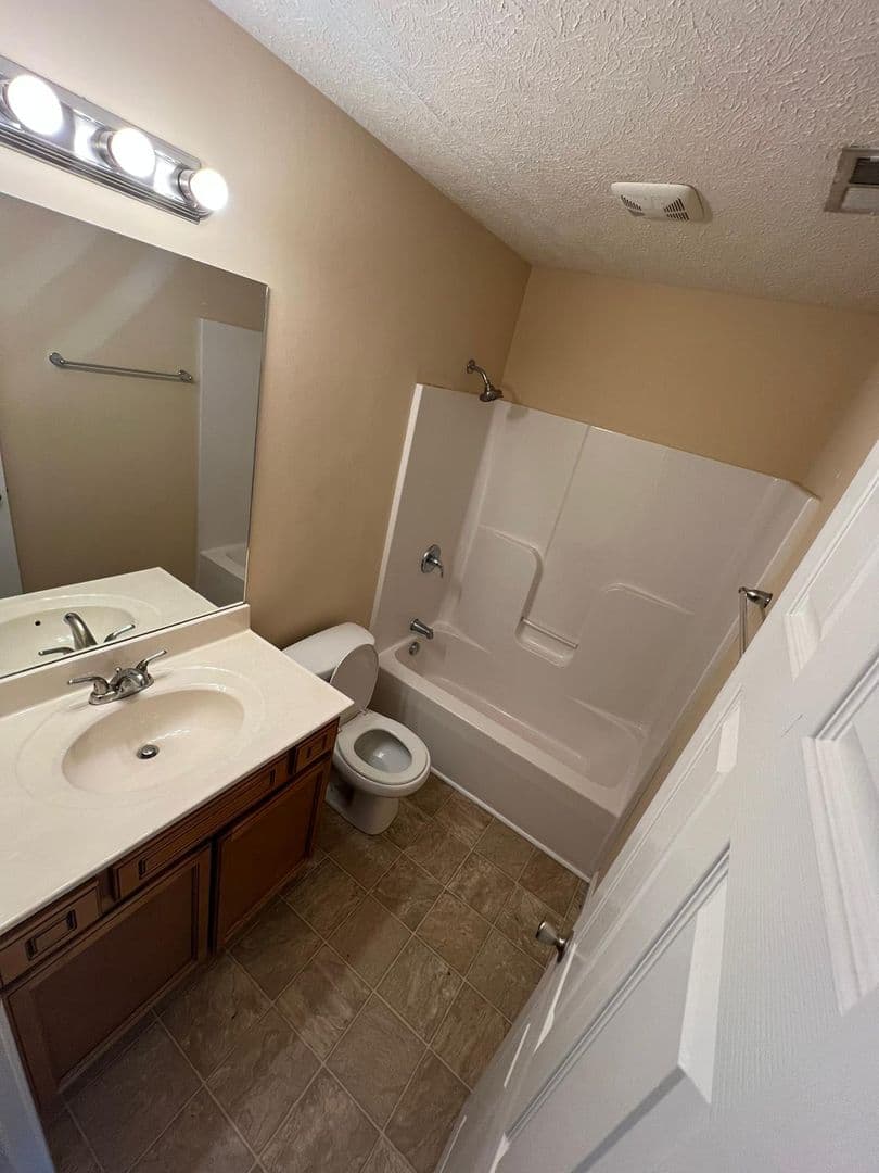 Louisville Apartment: 6710 Six Mile Ln