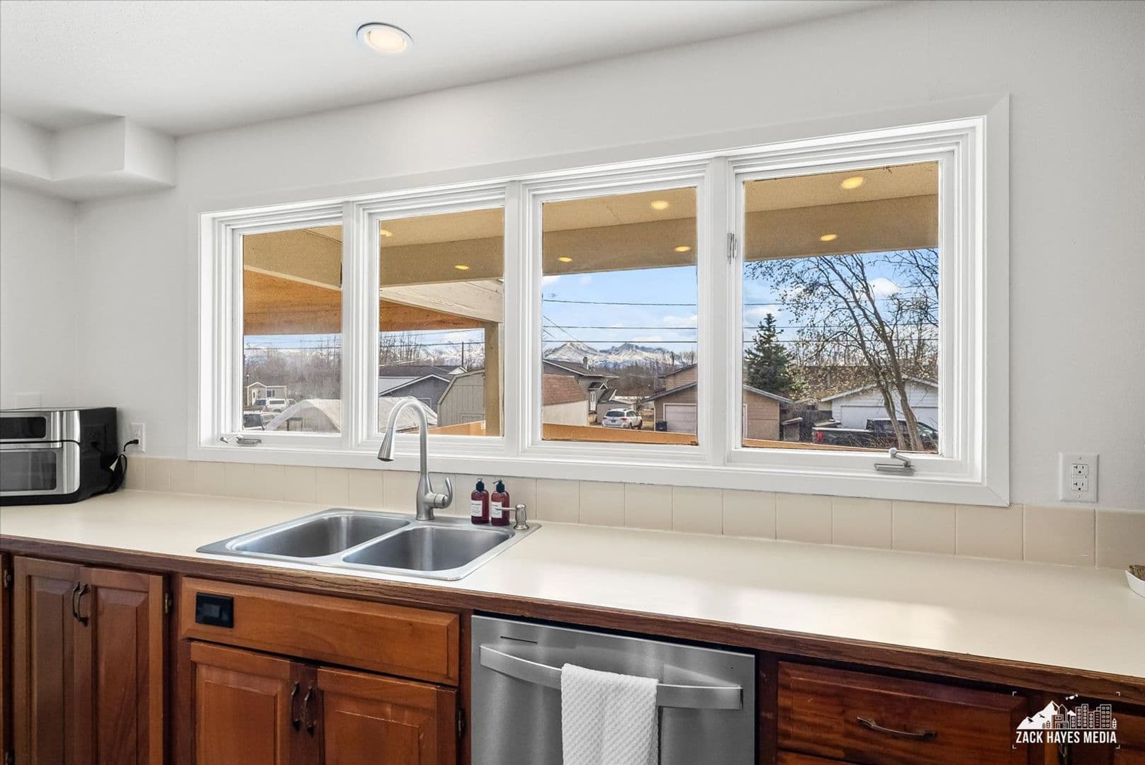 Anchorage Apartment: 324 E Manor Ave
