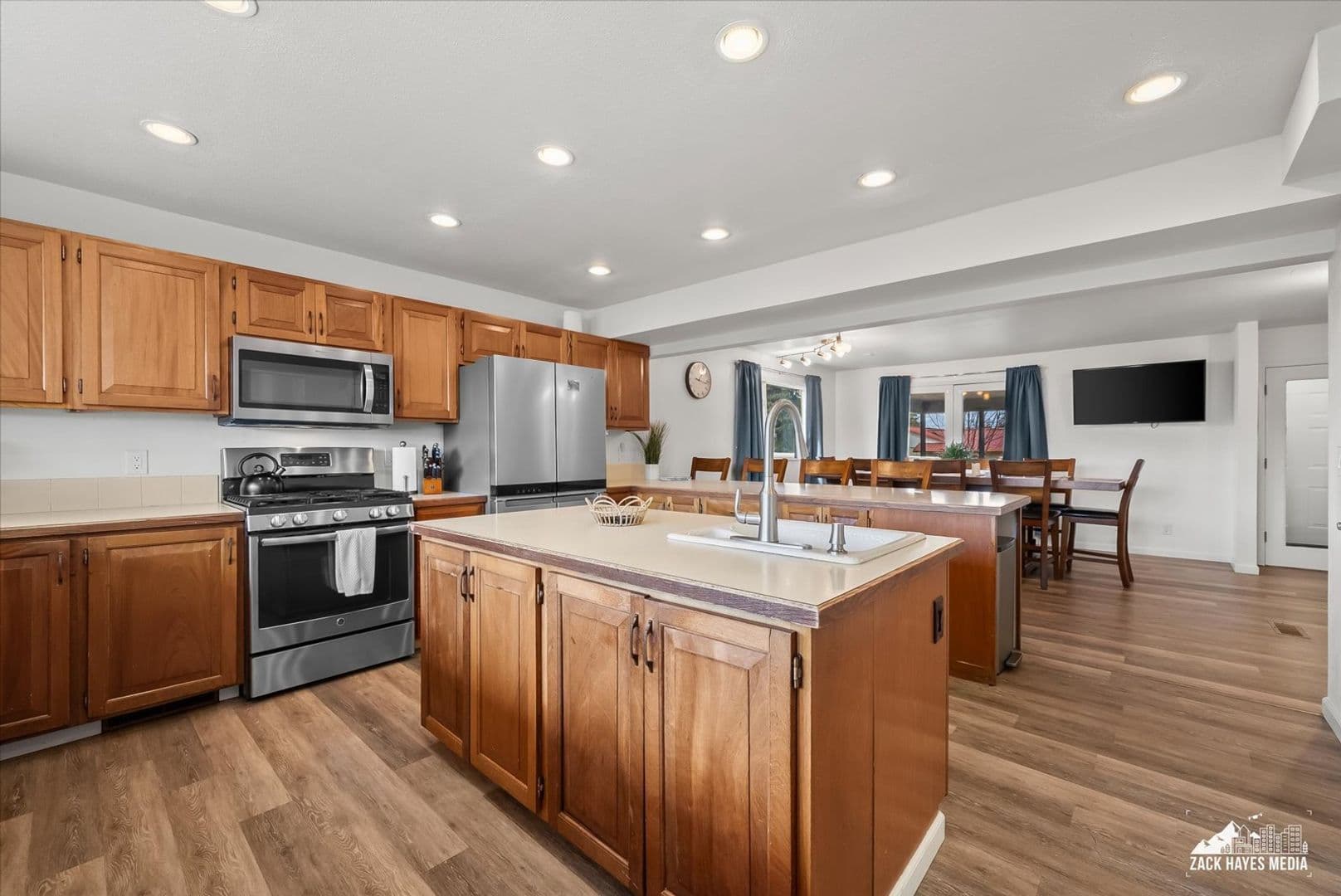 Anchorage Apartment: 324 E Manor Ave