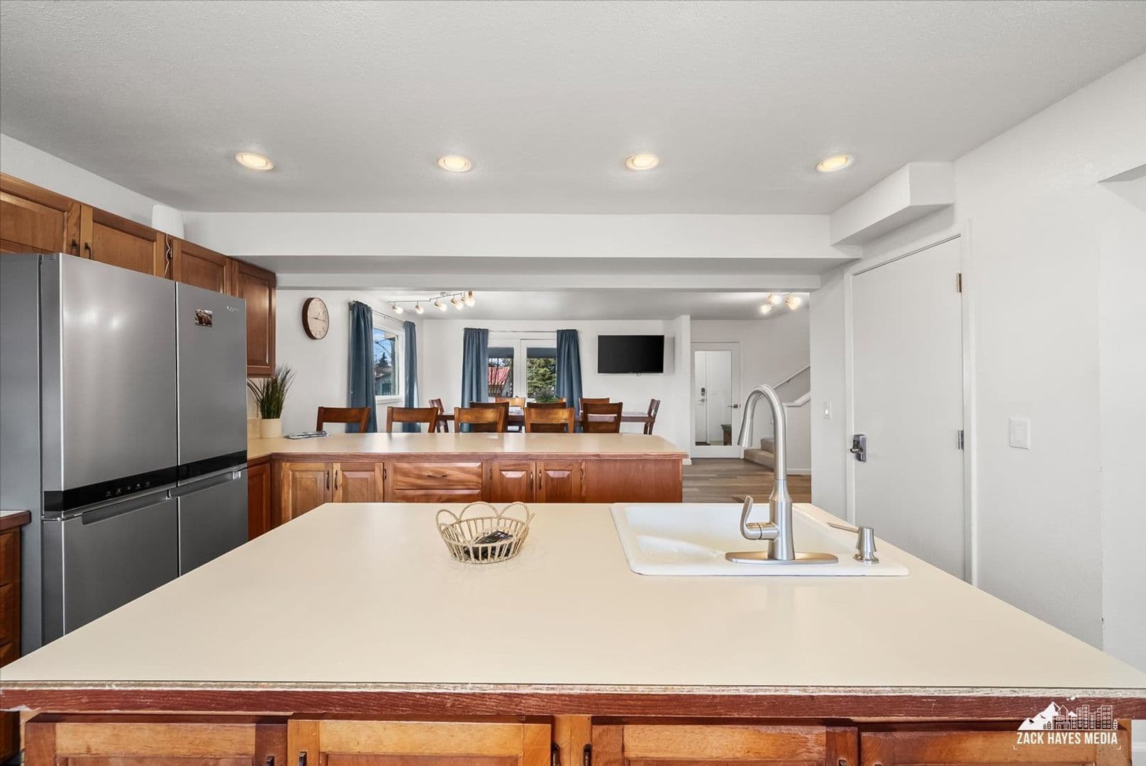 Anchorage Apartment: 324 E Manor Ave