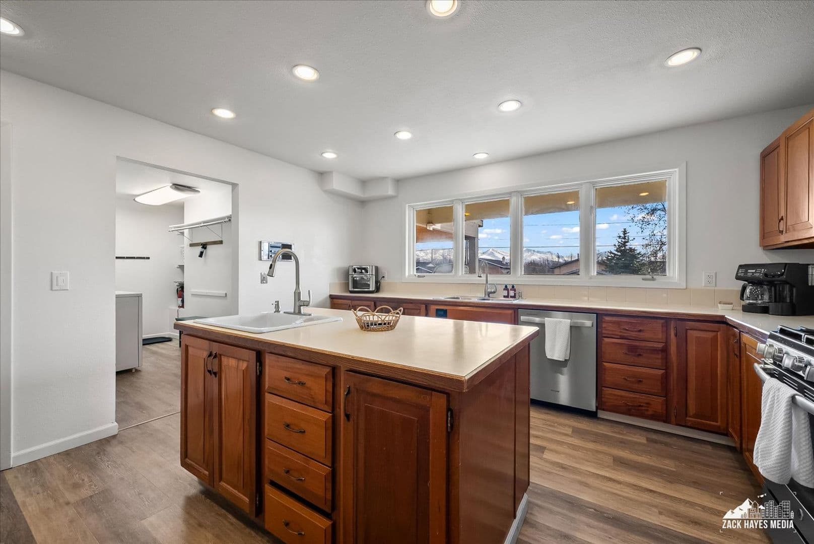 Anchorage Apartment: 324 E Manor Ave