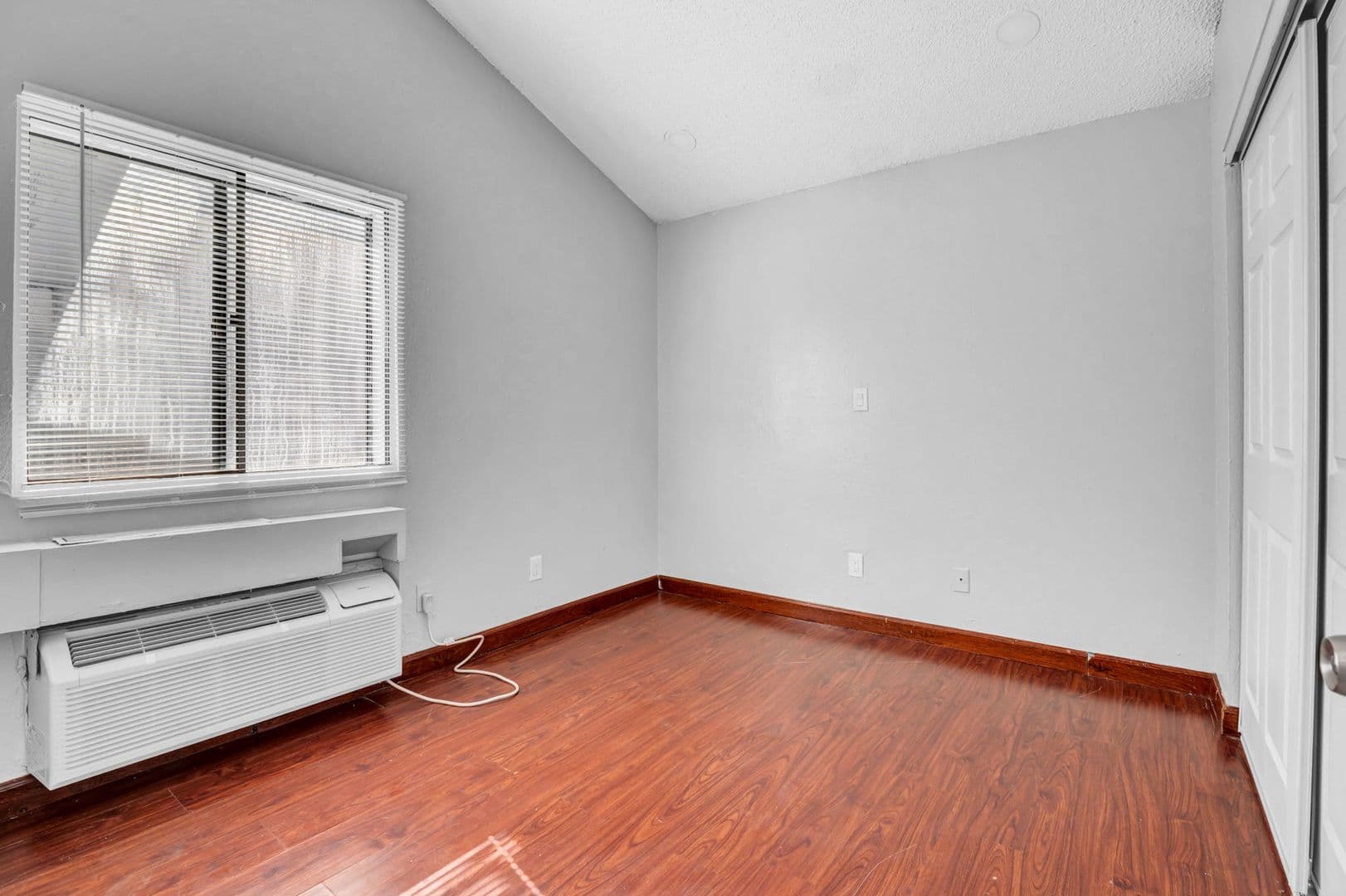 Phoenix Apartment: 1225 N 40th St
