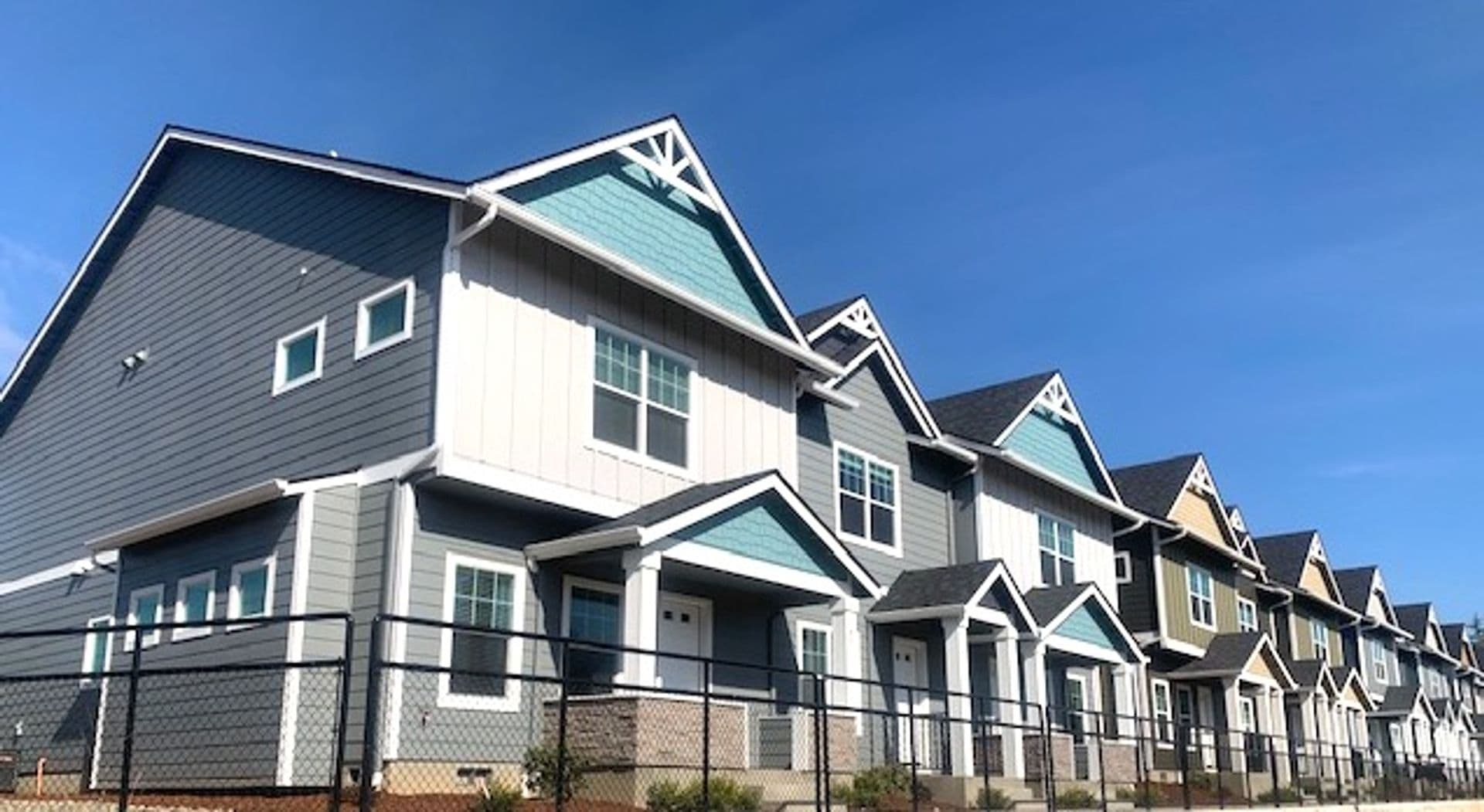 Albany Townhome: 825 Water Ave. NE