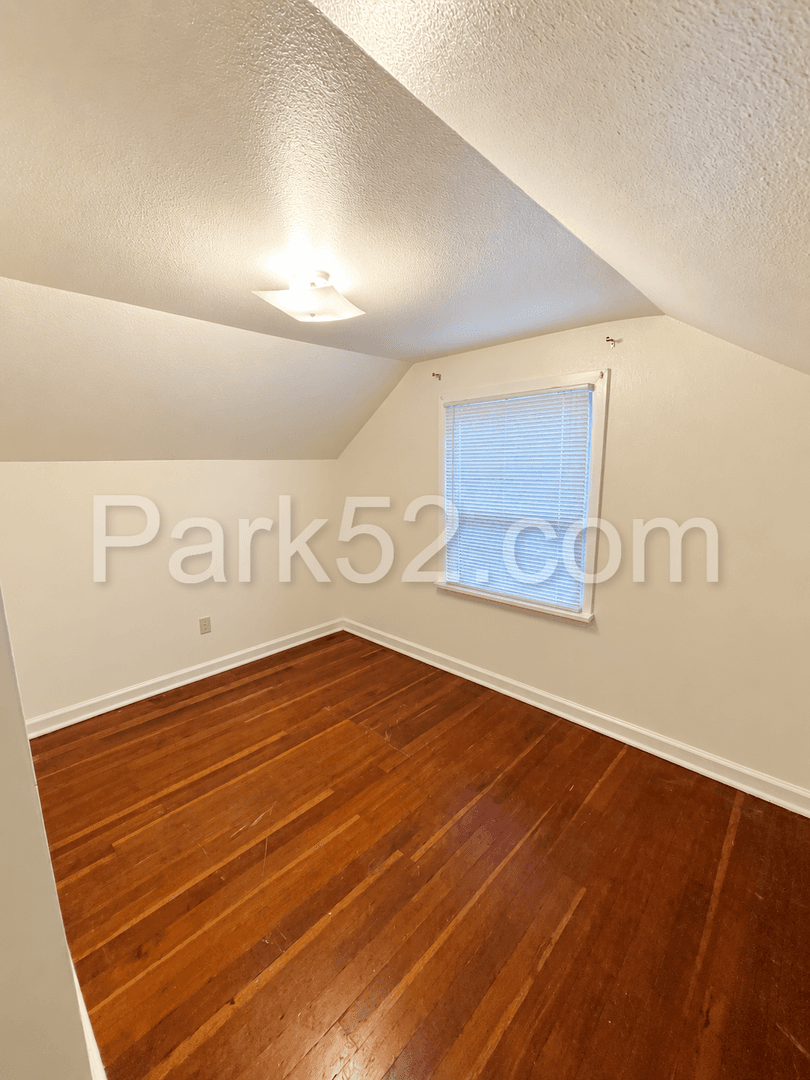 Tacoma House: 1002 S Oakes