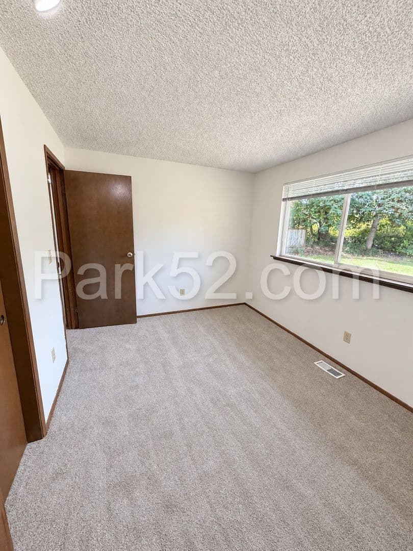 Puyallup Apartment: 11812 120th St E