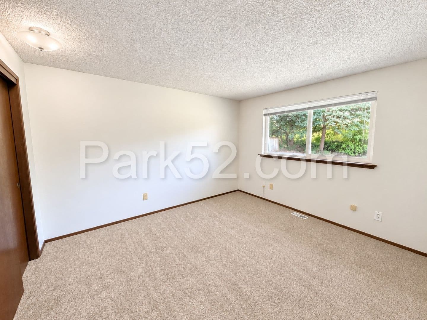 Puyallup Apartment: 11812 120th St E
