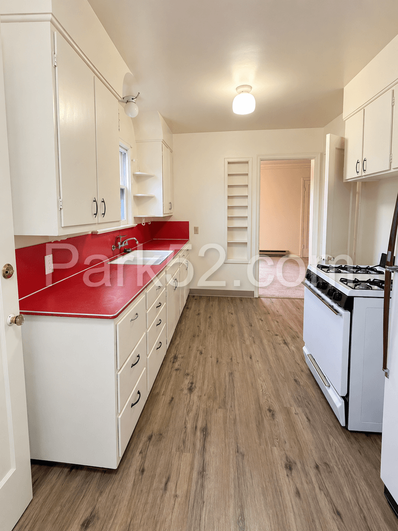 Tacoma House: 1002 S Oakes