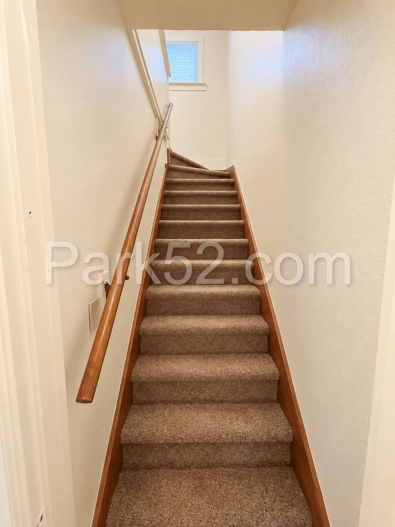 Tacoma House: 1002 S Oakes