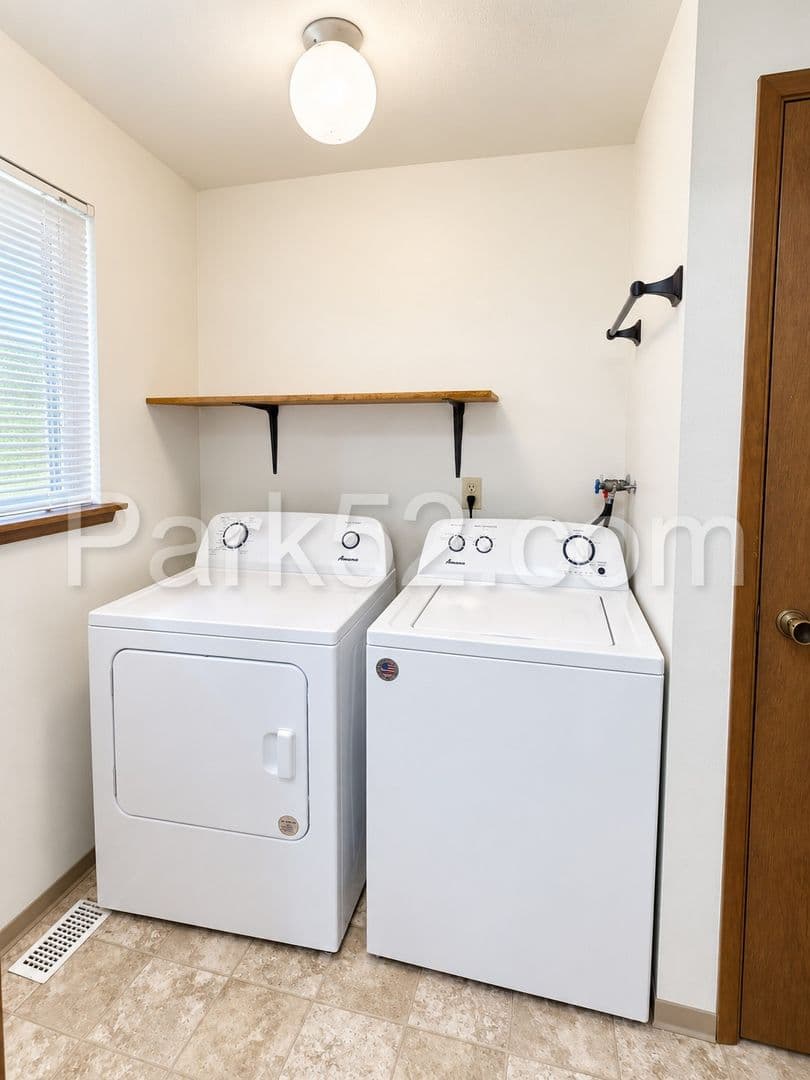 Puyallup Apartment: 11812 120th St E