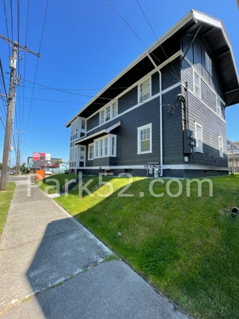 Tacoma Apartment: 1408 6th Ave