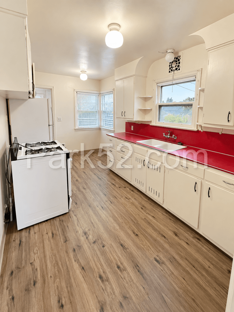 Tacoma House: 1002 S Oakes