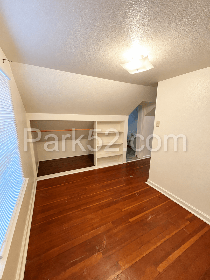 Tacoma House: 1002 S Oakes