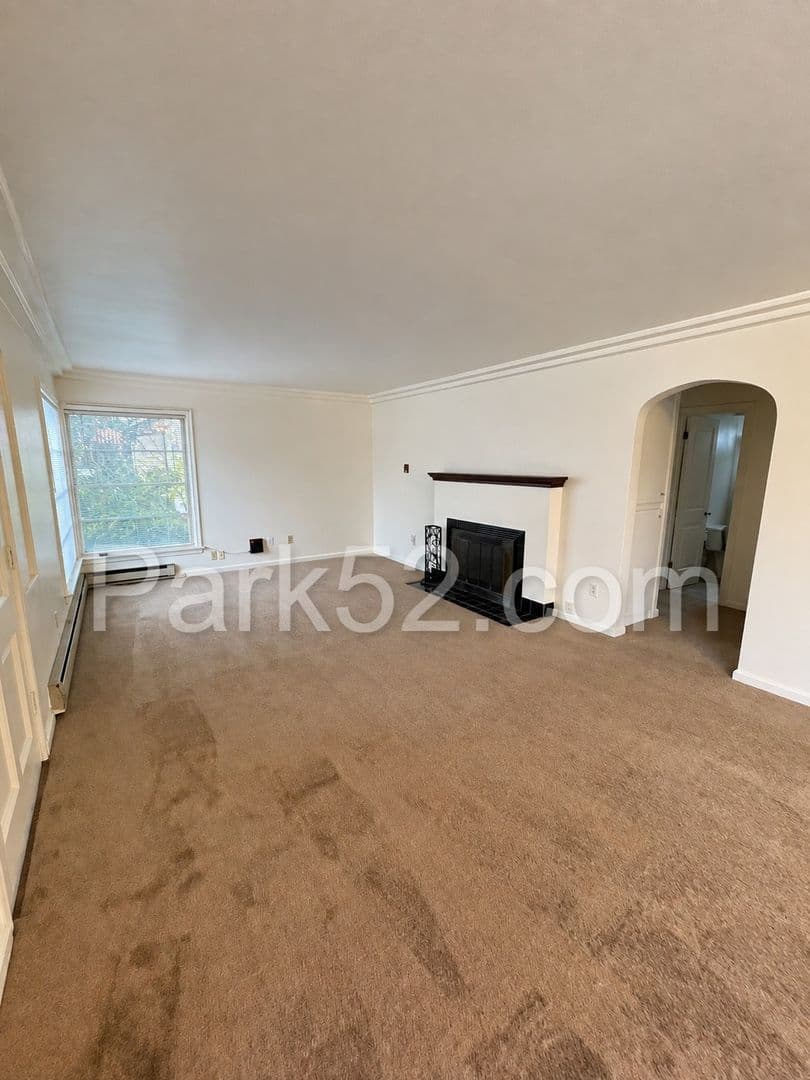 Tacoma House: 1002 S Oakes