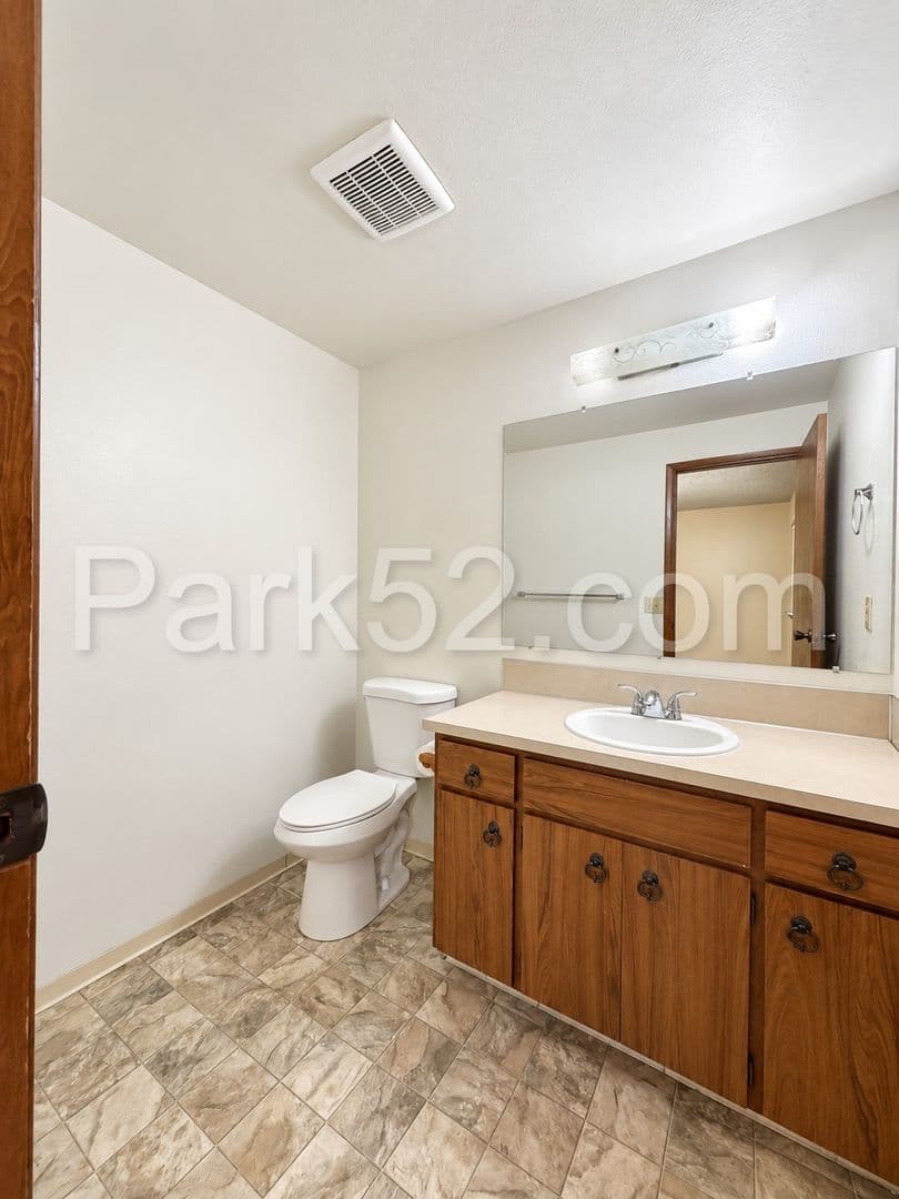 Puyallup Apartment: 11812 120th St E