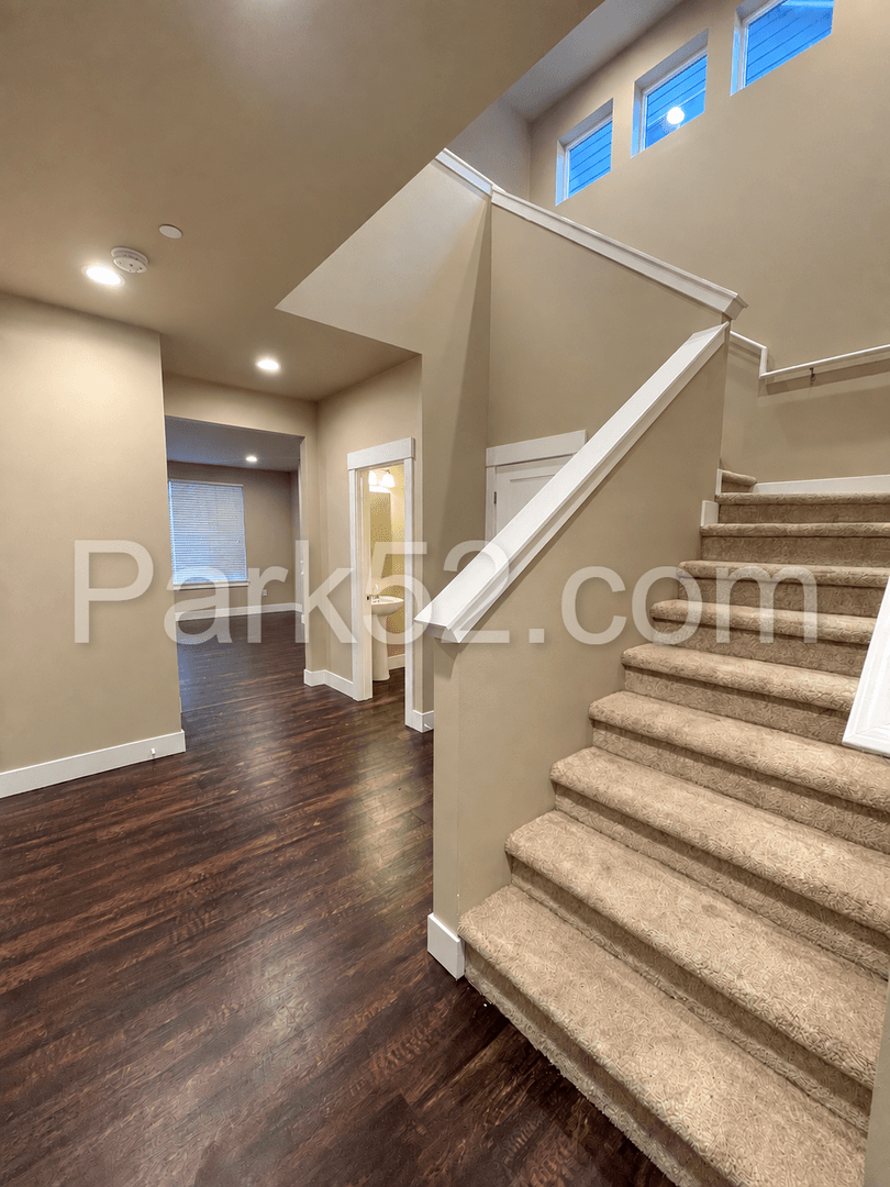 Olympia House: 1548 Onyx St SE