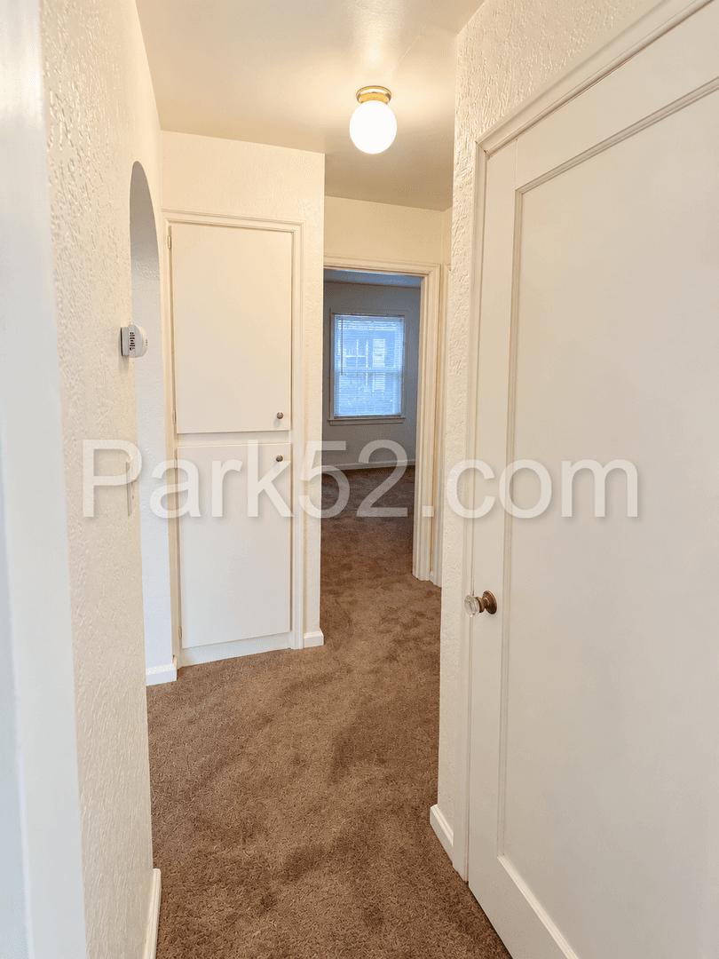 Tacoma House: 1002 S Oakes