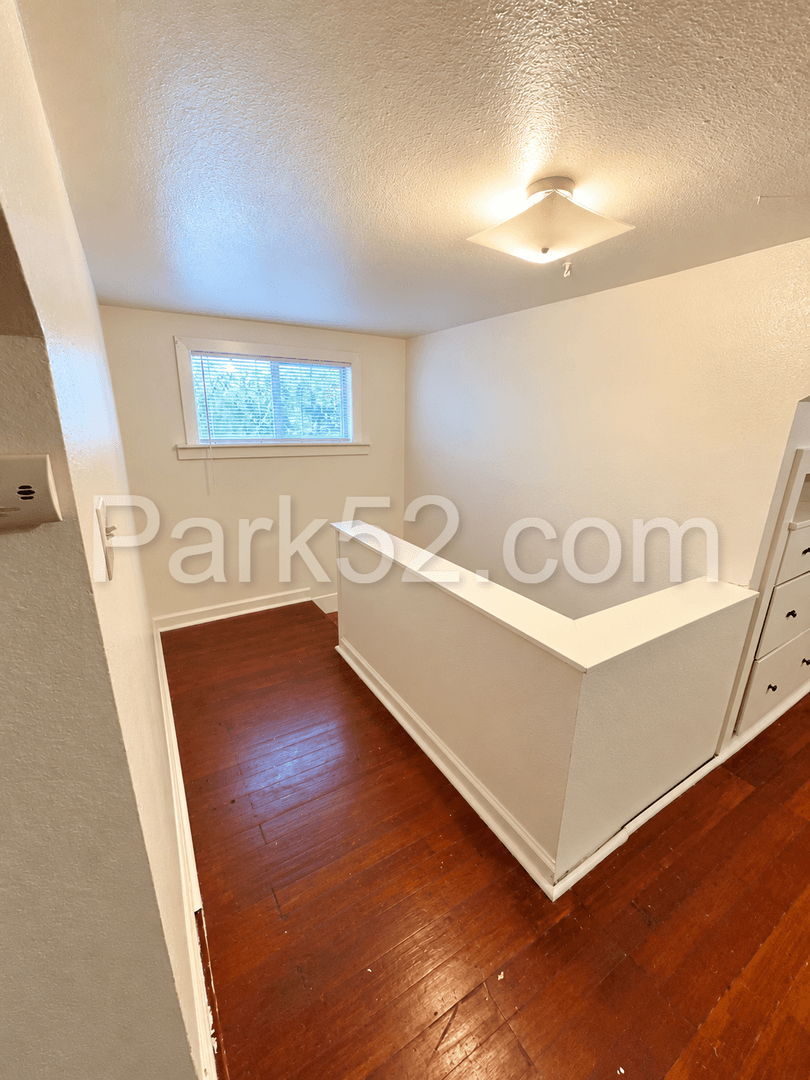 Tacoma House: 1002 S Oakes