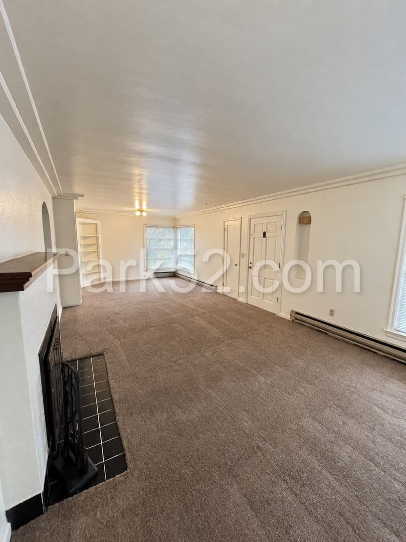 Tacoma House: 1002 S Oakes