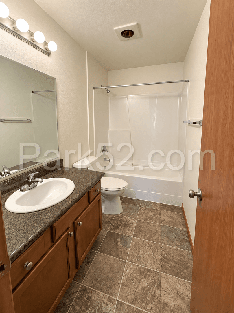 Tacoma Apartment: 630 N Prospect #15