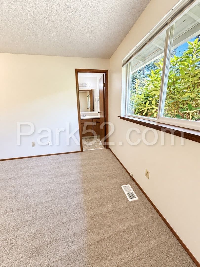 Puyallup Apartment: 11812 120th St E